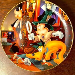 Disney Mickey Seeks a Clue Collectors Plate Official Disneyana Mystery 2002 NiB